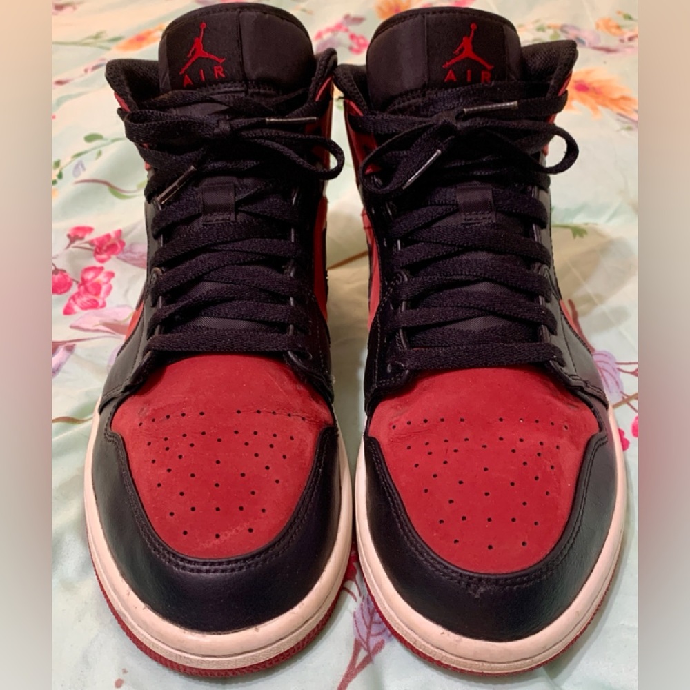 Jordan 1 Mid
Gym Red Black